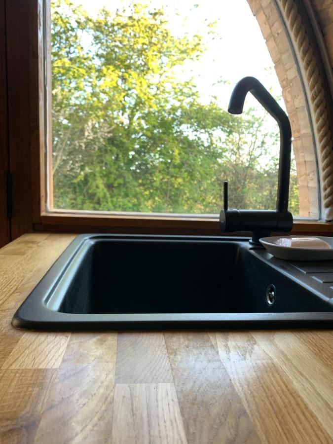 Romantic Escape Luxury Hobbit House With Hot Tub! Sheerness Zewnętrze zdjęcie