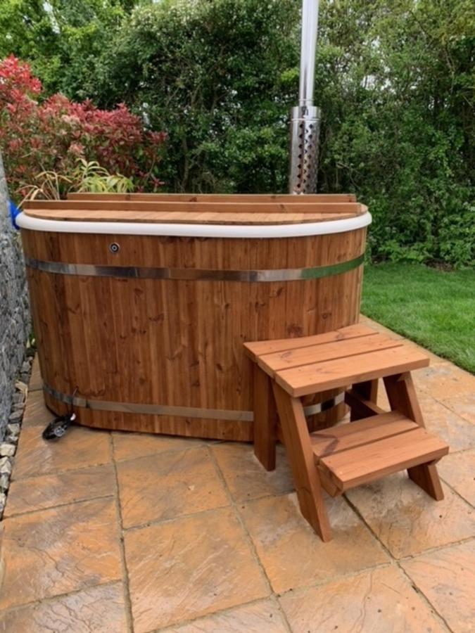 Romantic Escape Luxury Hobbit House With Hot Tub! Sheerness Zewnętrze zdjęcie
