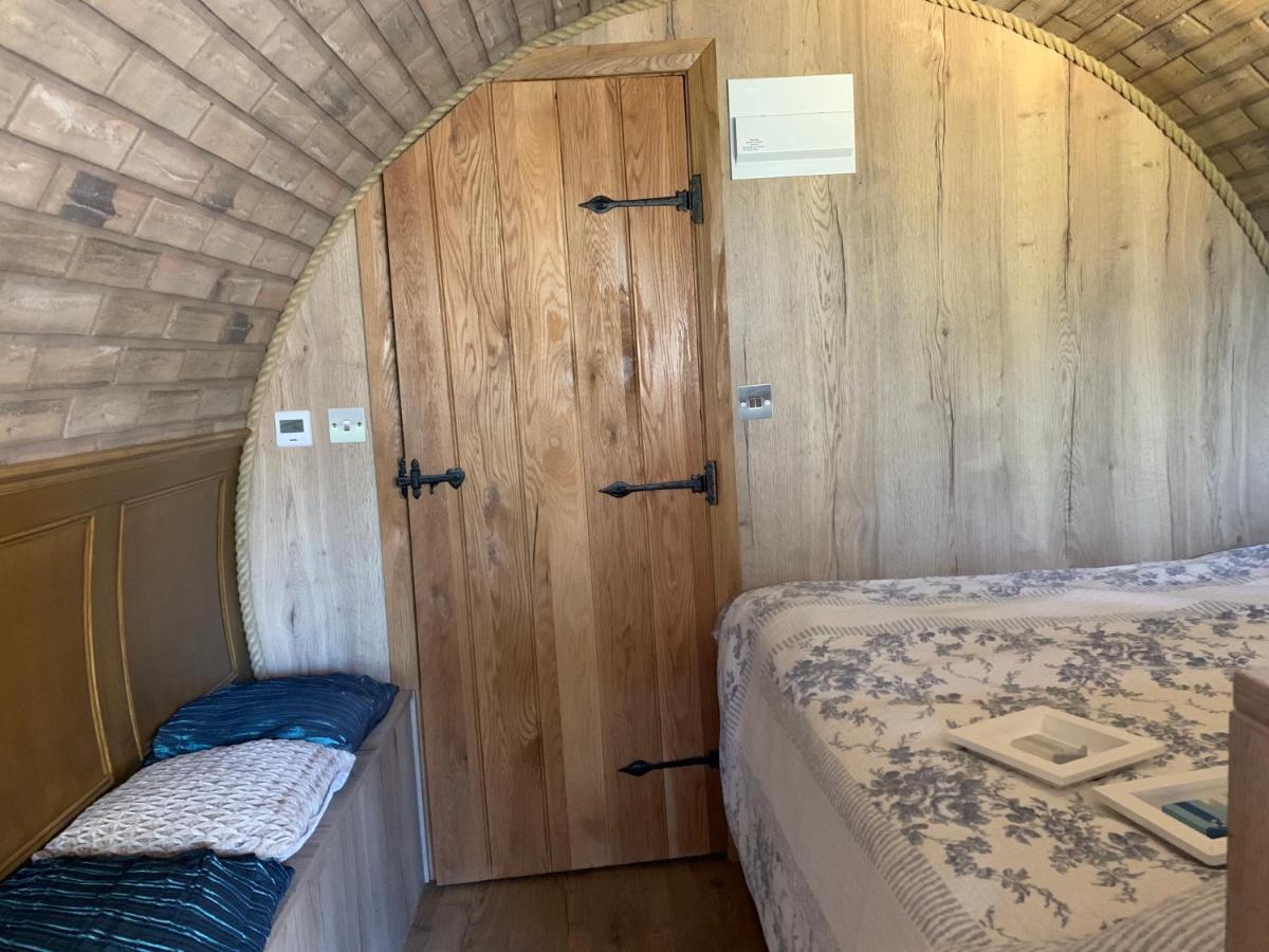 Romantic Escape Luxury Hobbit House With Hot Tub! Sheerness Zewnętrze zdjęcie