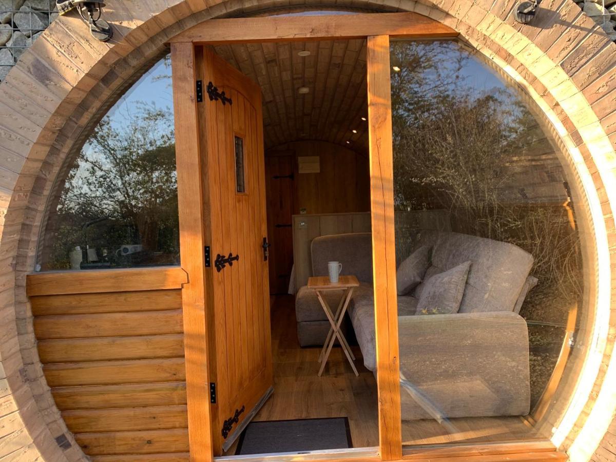 Romantic Escape Luxury Hobbit House With Hot Tub! Sheerness Zewnętrze zdjęcie