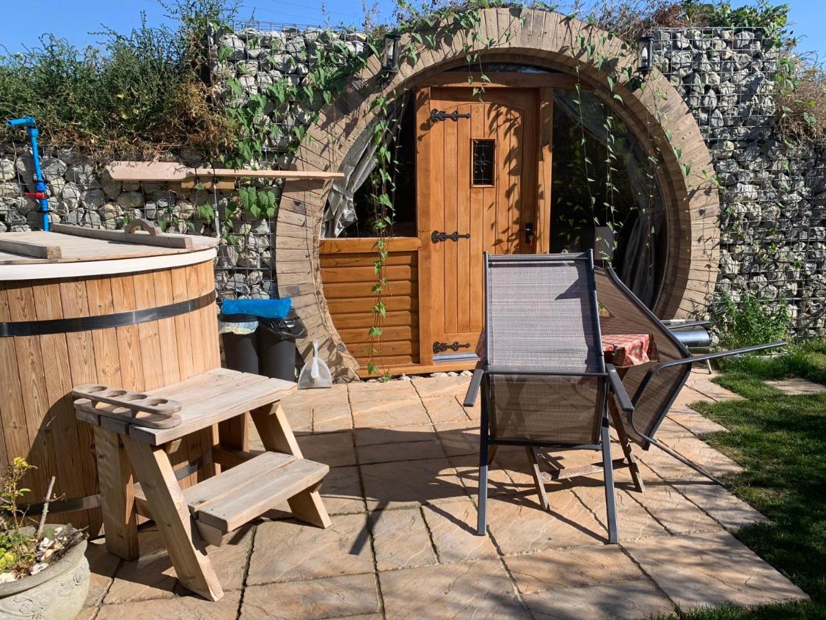Romantic Escape Luxury Hobbit House With Hot Tub! Sheerness Zewnętrze zdjęcie