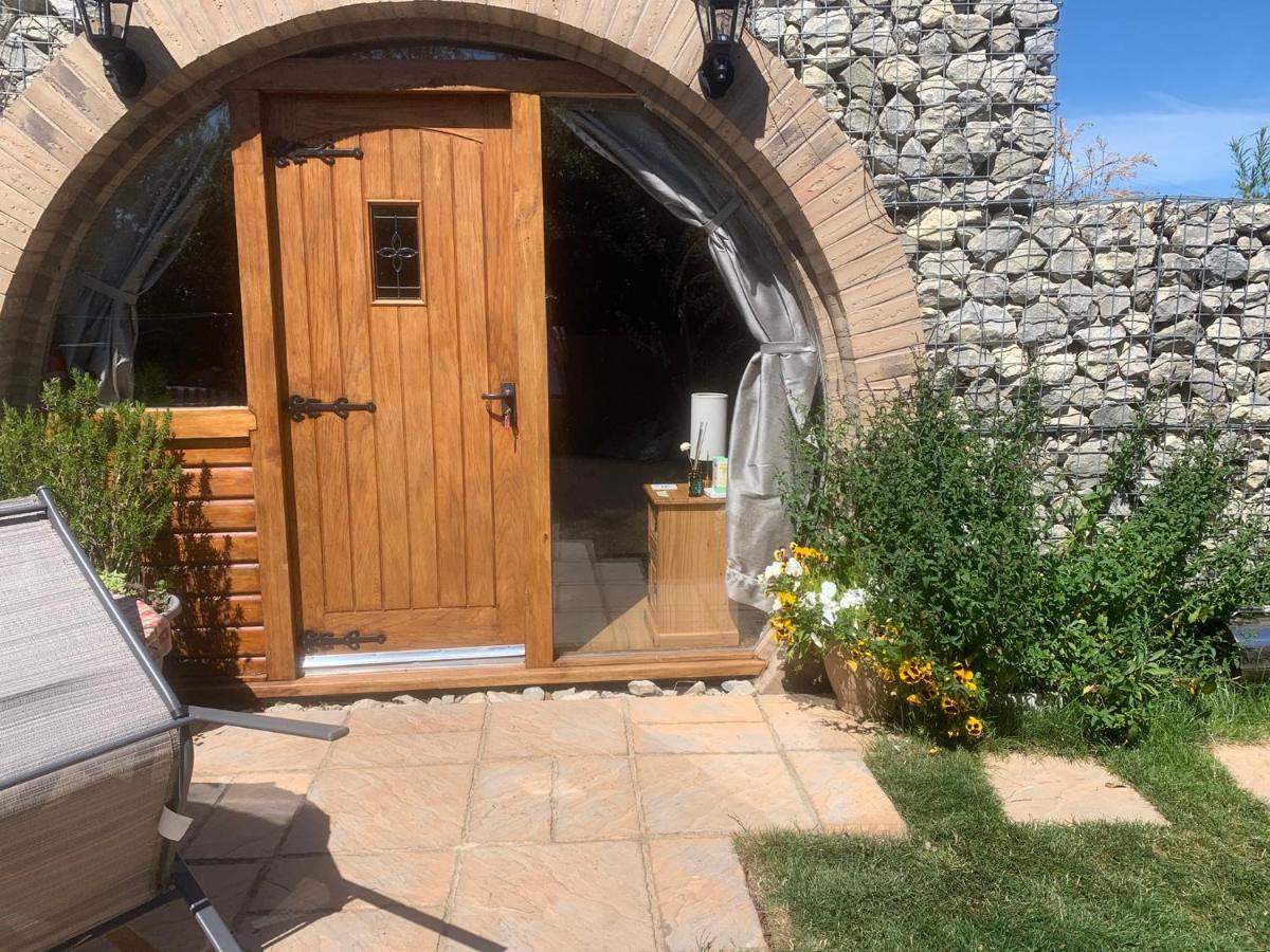 Romantic Escape Luxury Hobbit House With Hot Tub! Sheerness Zewnętrze zdjęcie