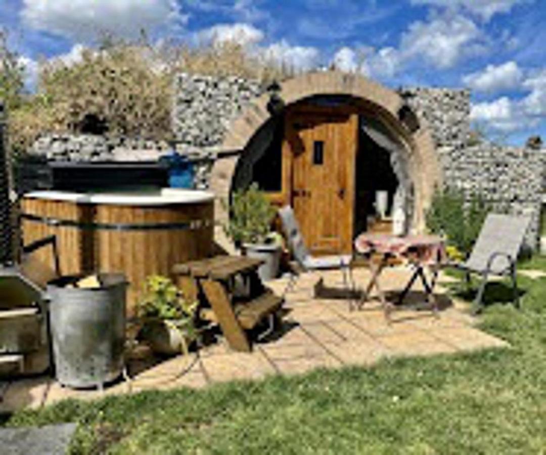 Romantic Escape Luxury Hobbit House With Hot Tub! Sheerness Zewnętrze zdjęcie